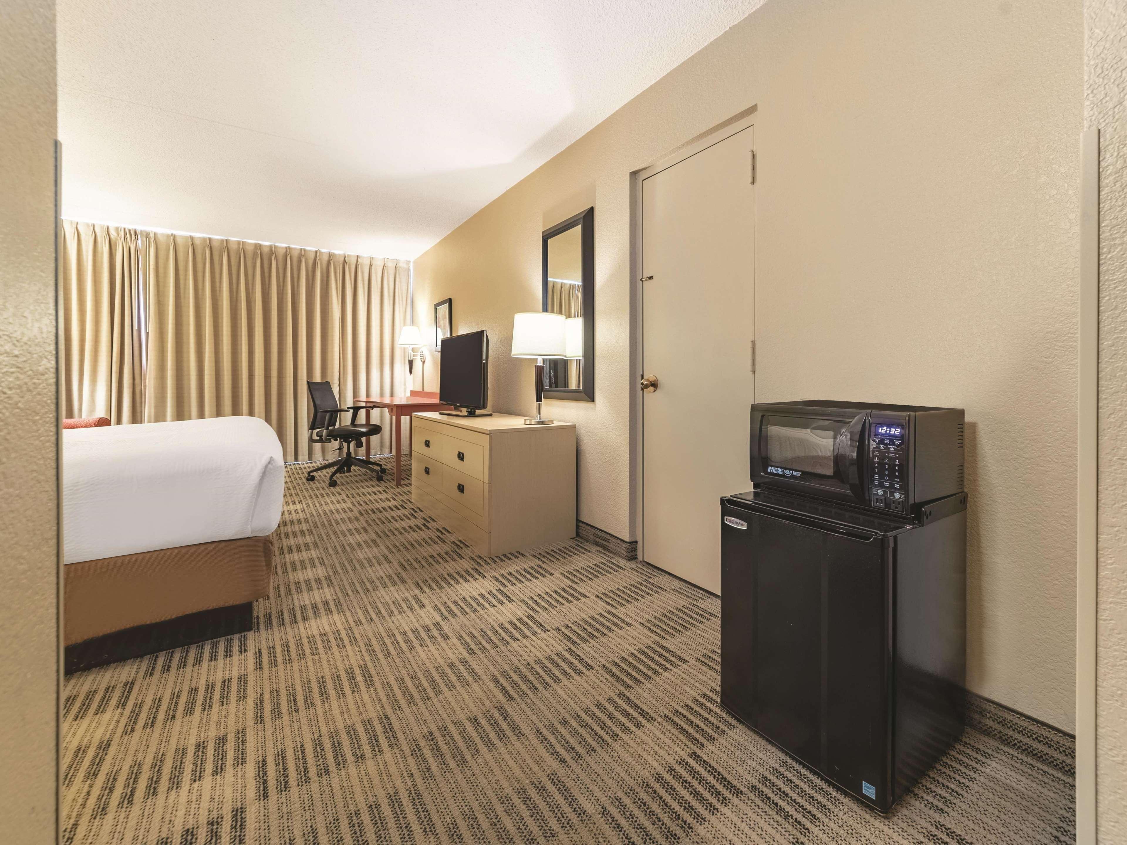 Ramada Inn By Wyndham Fairfield Nj Exteriör bild