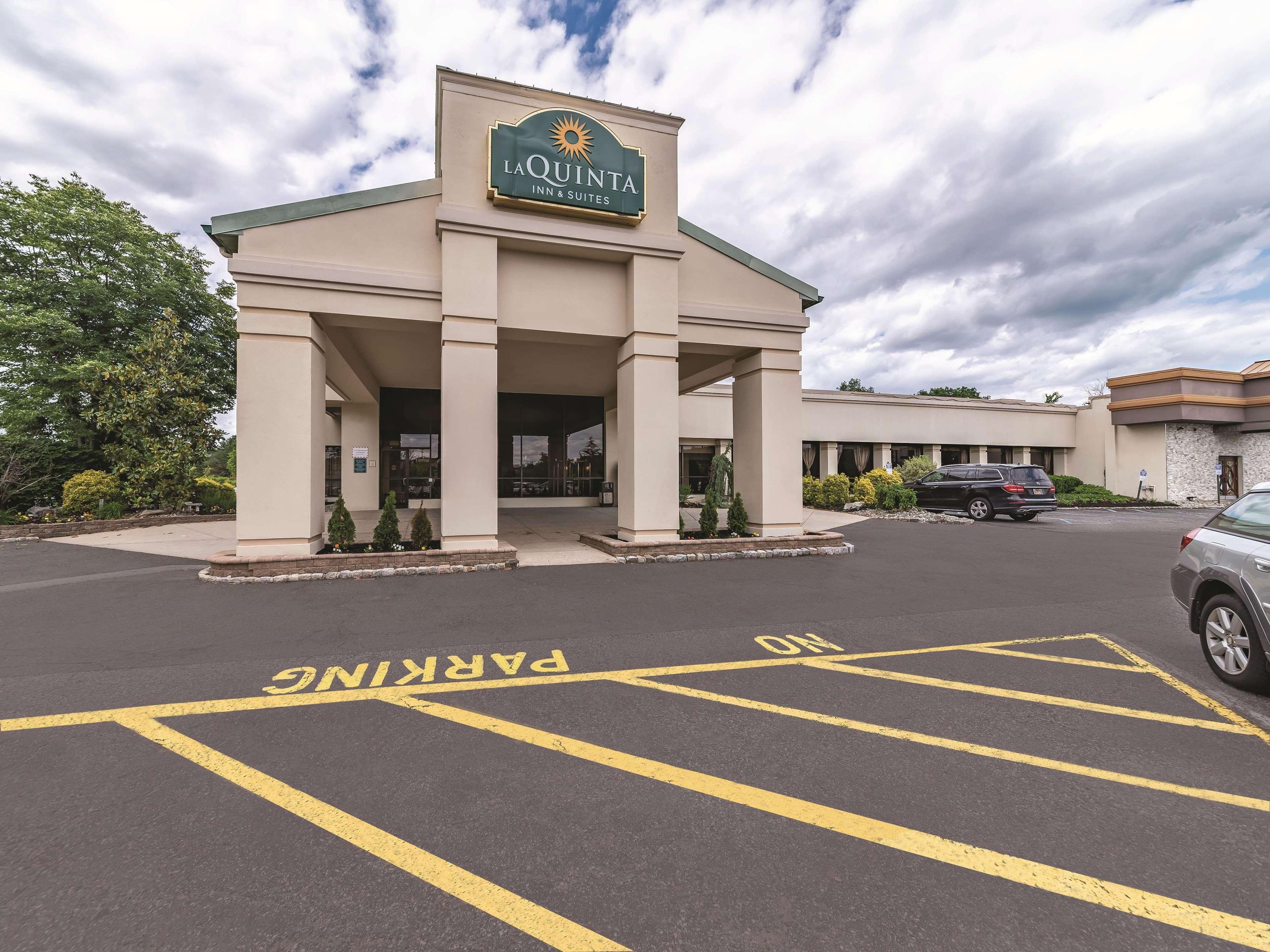 Ramada Inn By Wyndham Fairfield Nj Exteriör bild