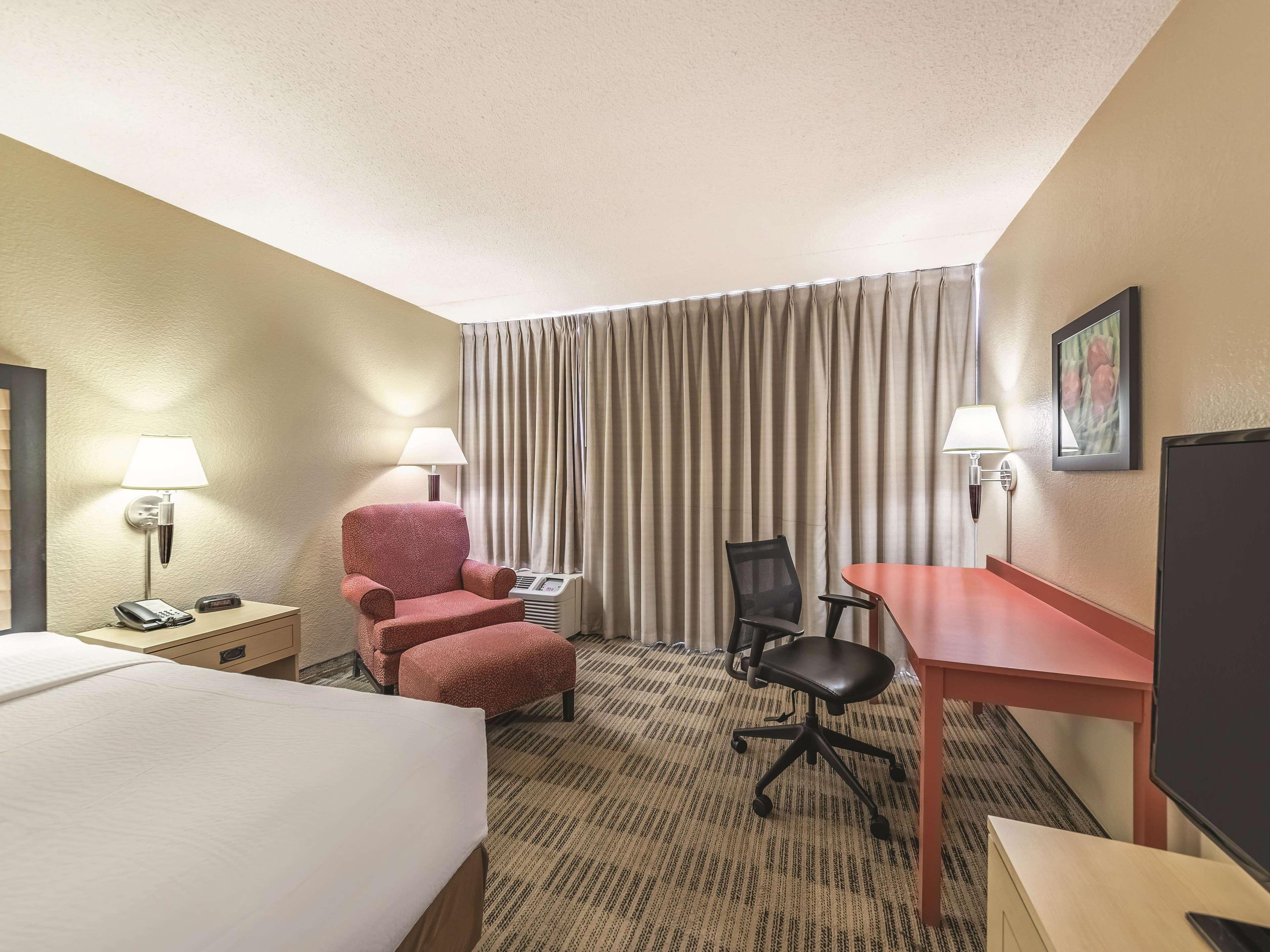 Ramada Inn By Wyndham Fairfield Nj Exteriör bild