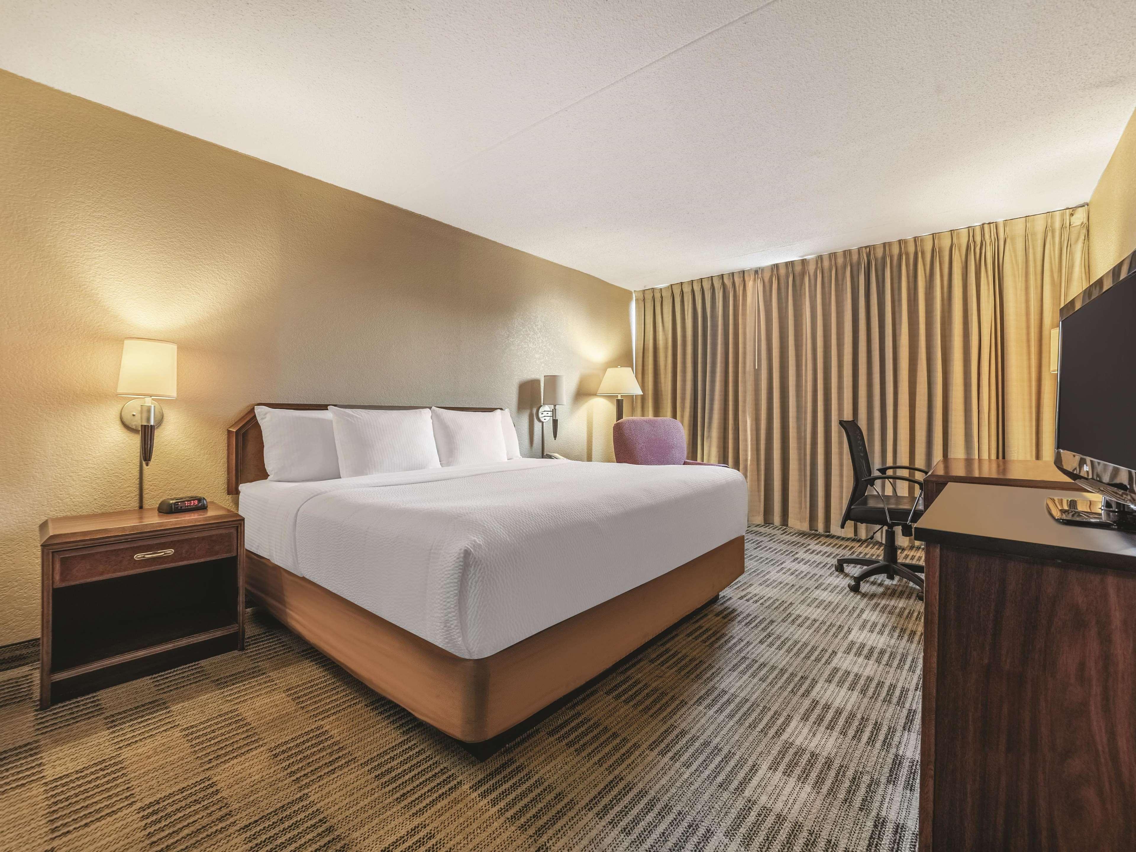 Ramada Inn By Wyndham Fairfield Nj Exteriör bild