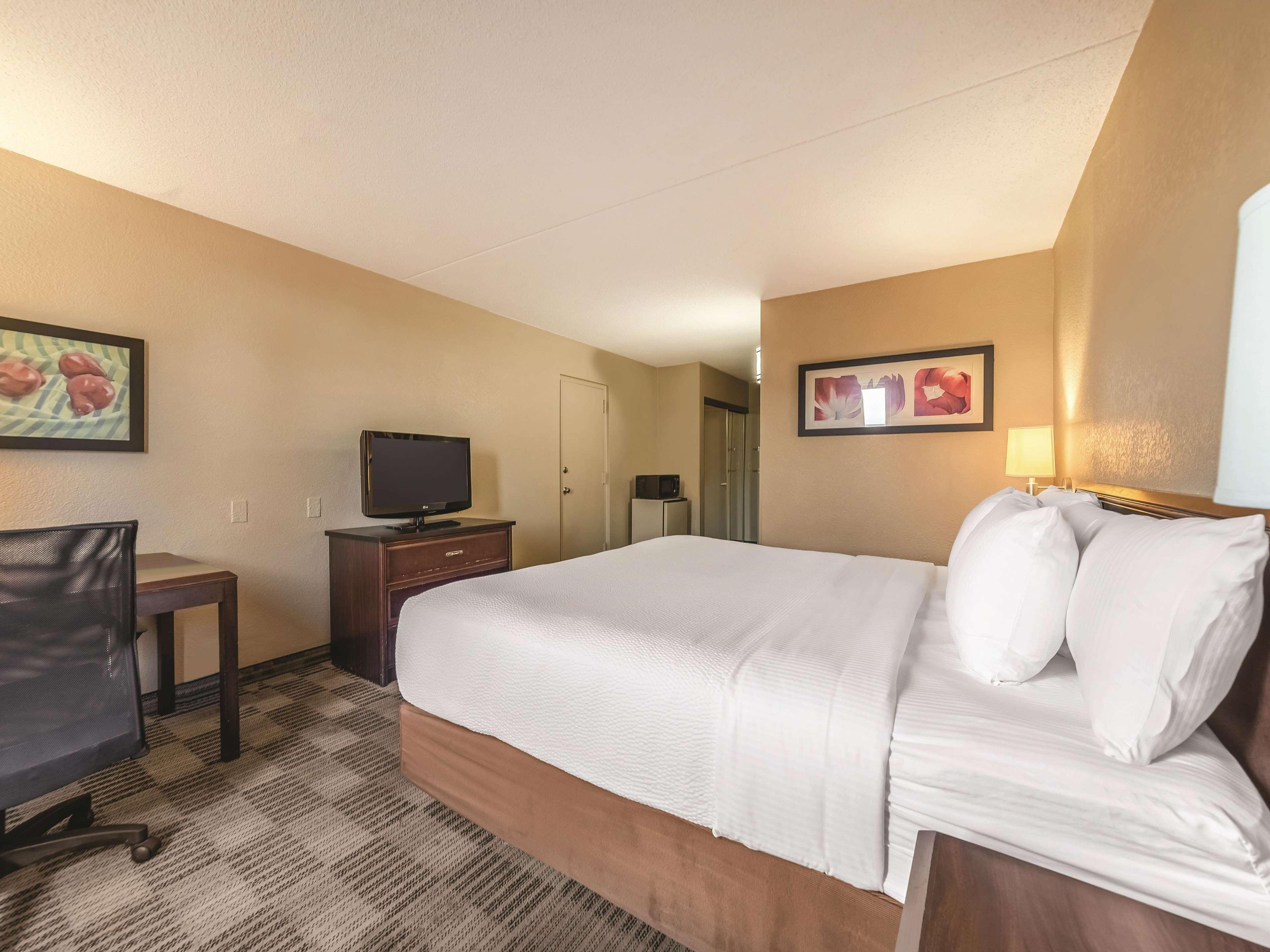Ramada Inn By Wyndham Fairfield Nj Exteriör bild