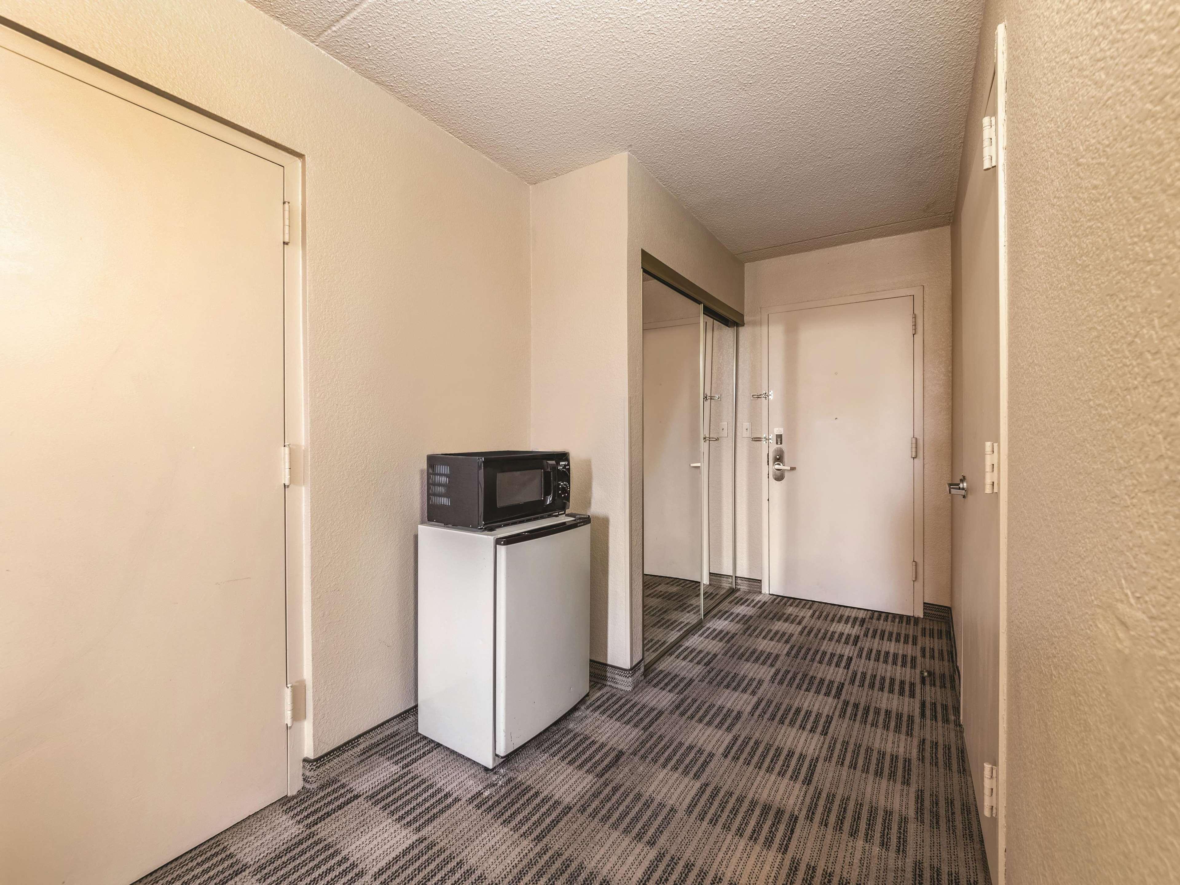 Ramada Inn By Wyndham Fairfield Nj Exteriör bild