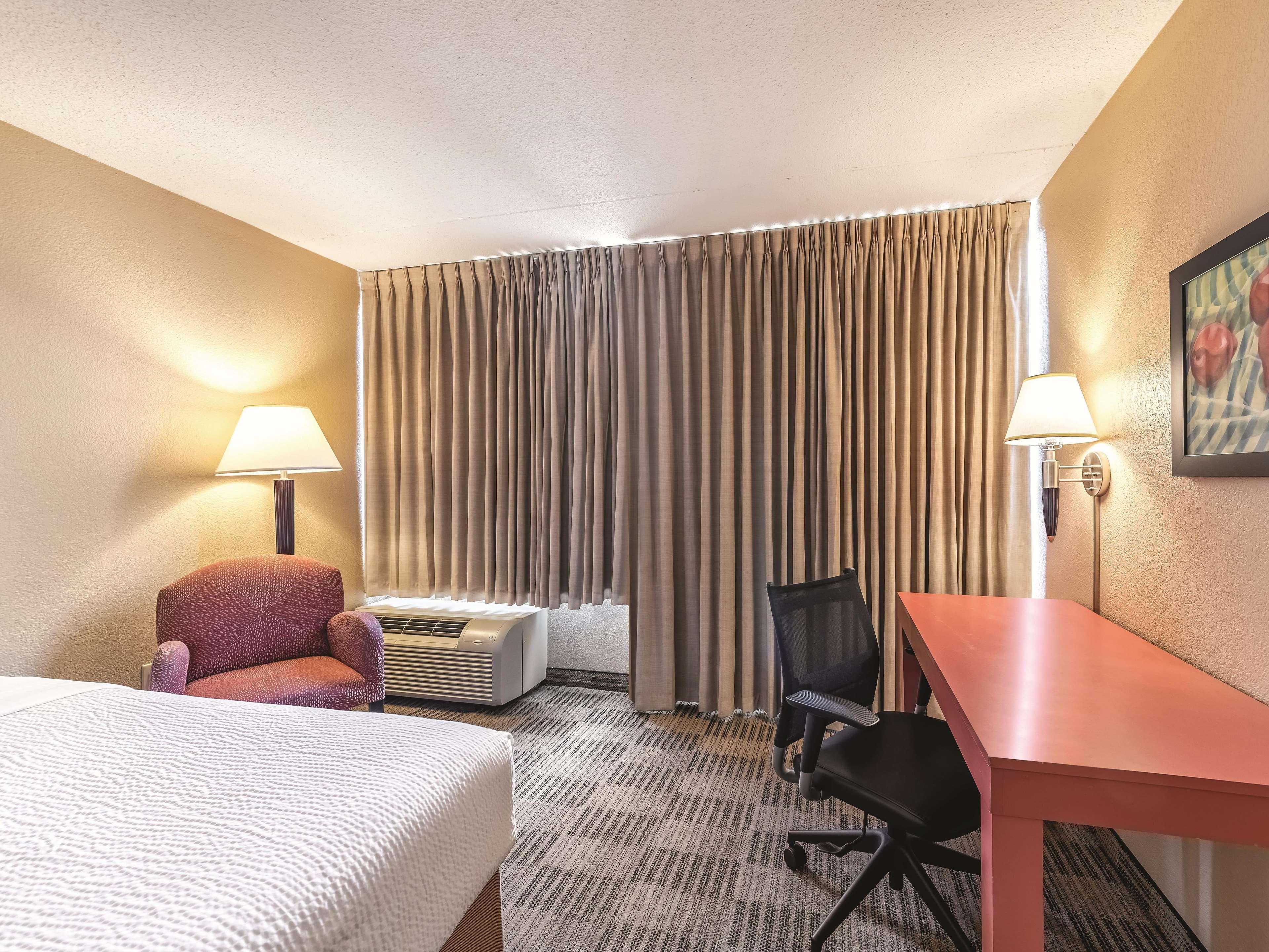 Ramada Inn By Wyndham Fairfield Nj Exteriör bild