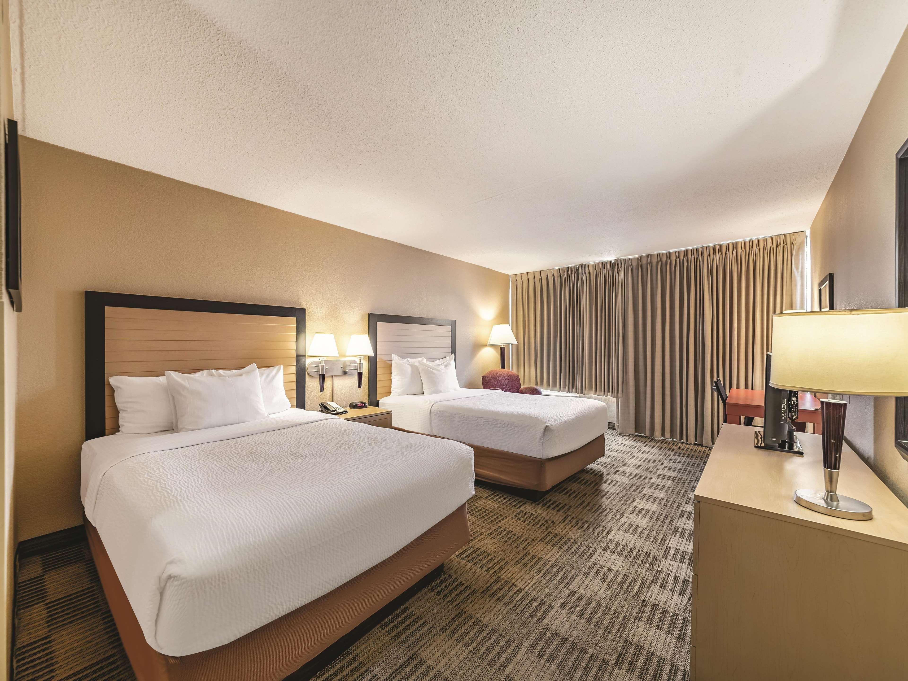Ramada Inn By Wyndham Fairfield Nj Exteriör bild
