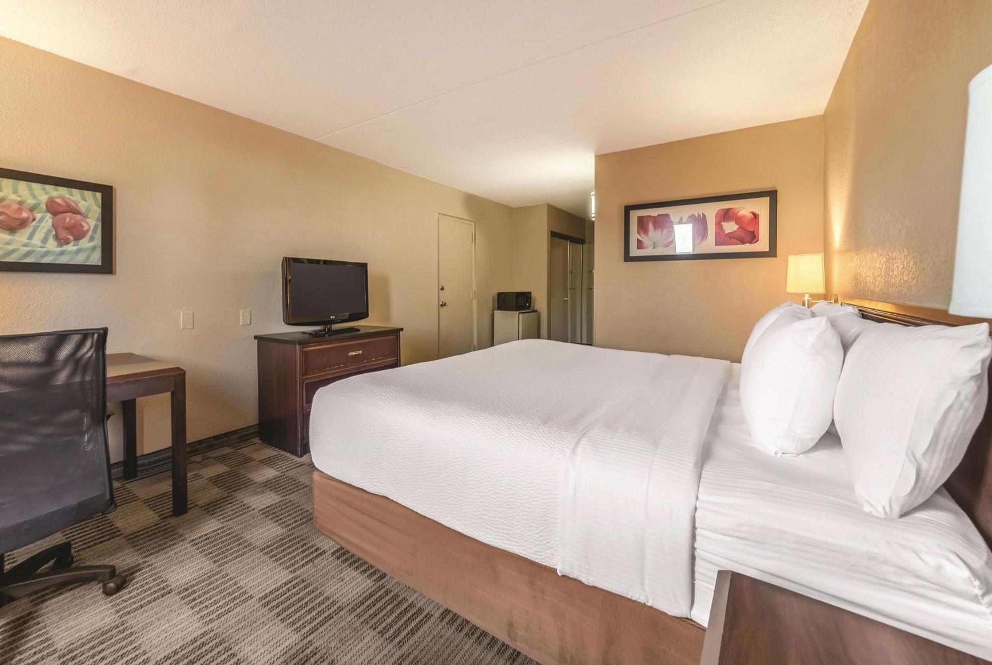 Ramada Inn By Wyndham Fairfield Nj Exteriör bild
