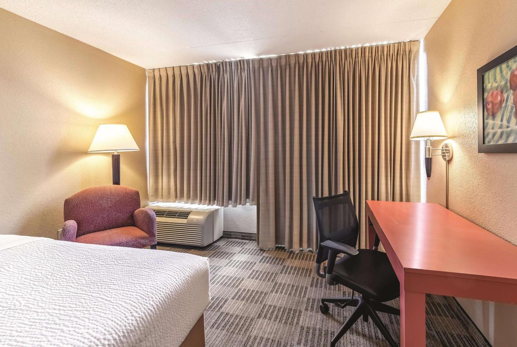 Ramada Inn By Wyndham Fairfield Nj Exteriör bild