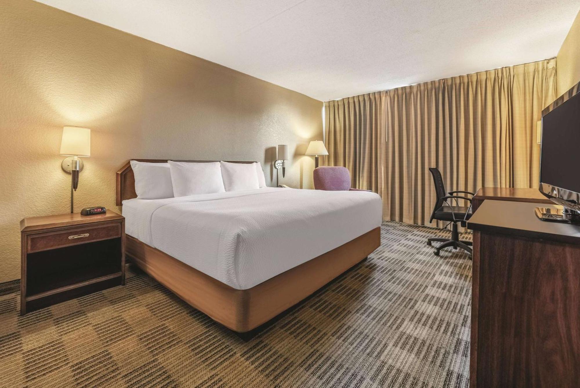 Ramada Inn By Wyndham Fairfield Nj Exteriör bild