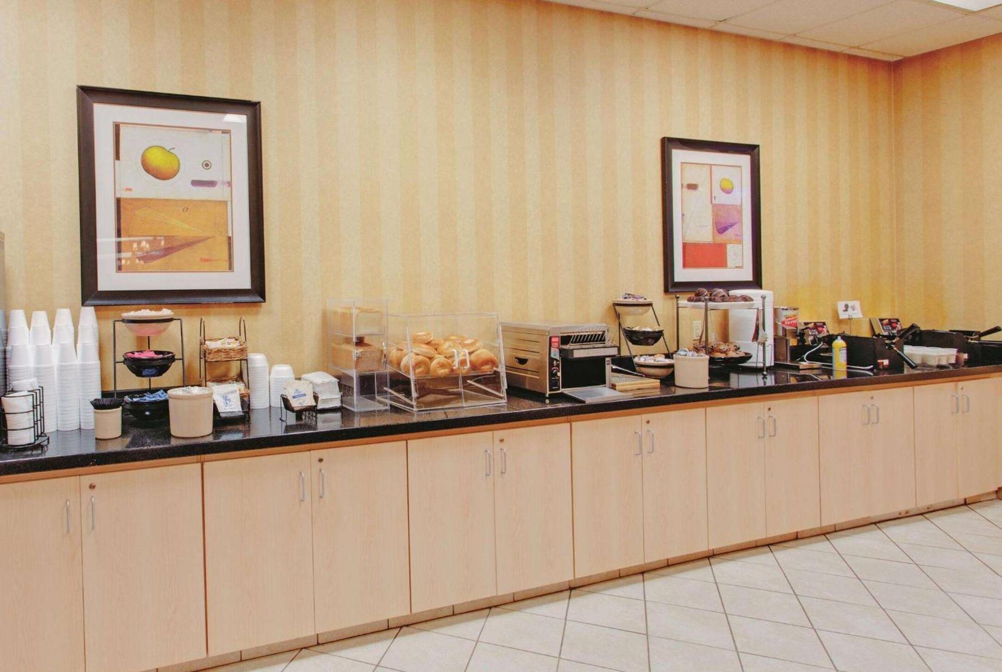 Ramada Inn By Wyndham Fairfield Nj Exteriör bild