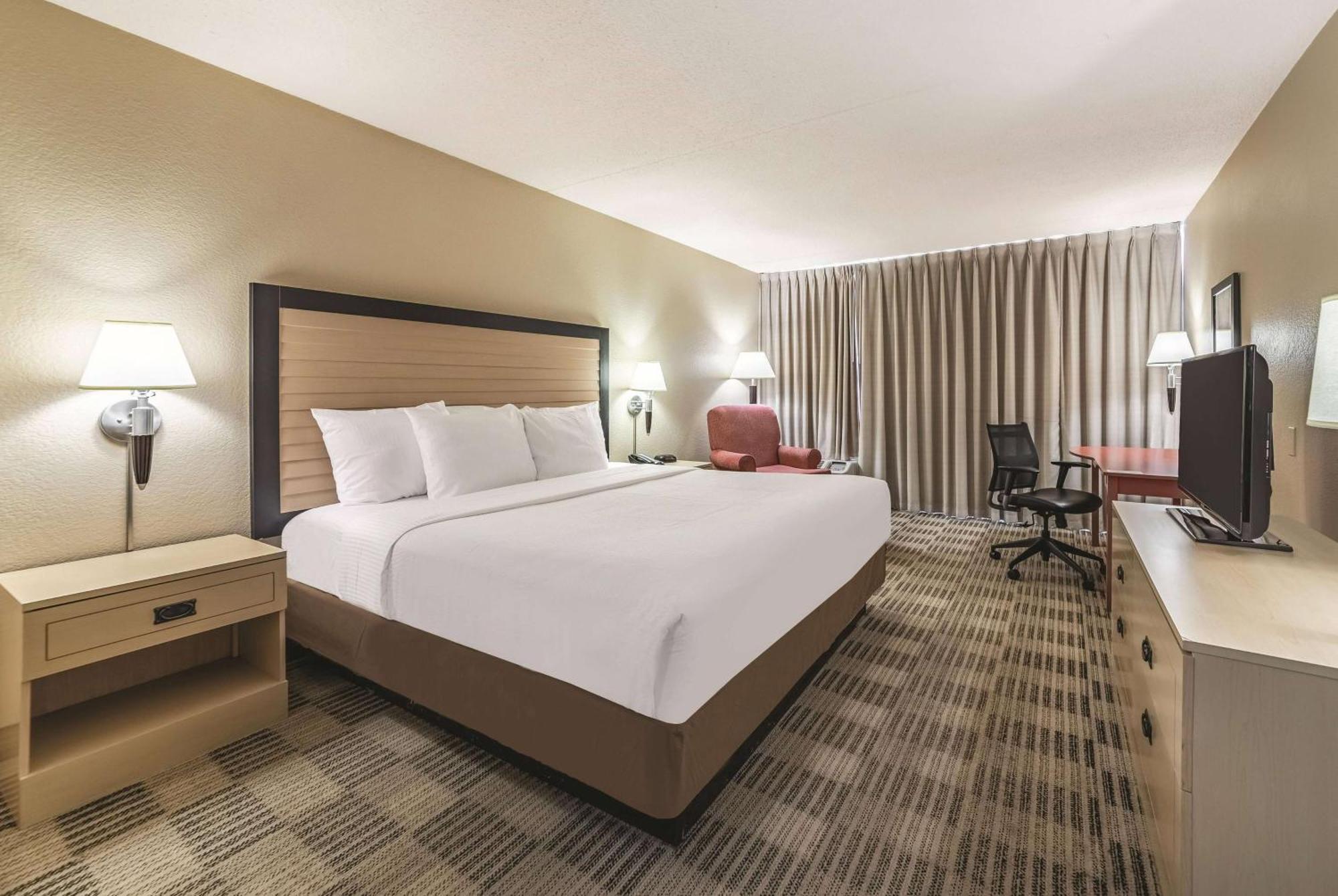 Ramada Inn By Wyndham Fairfield Nj Exteriör bild