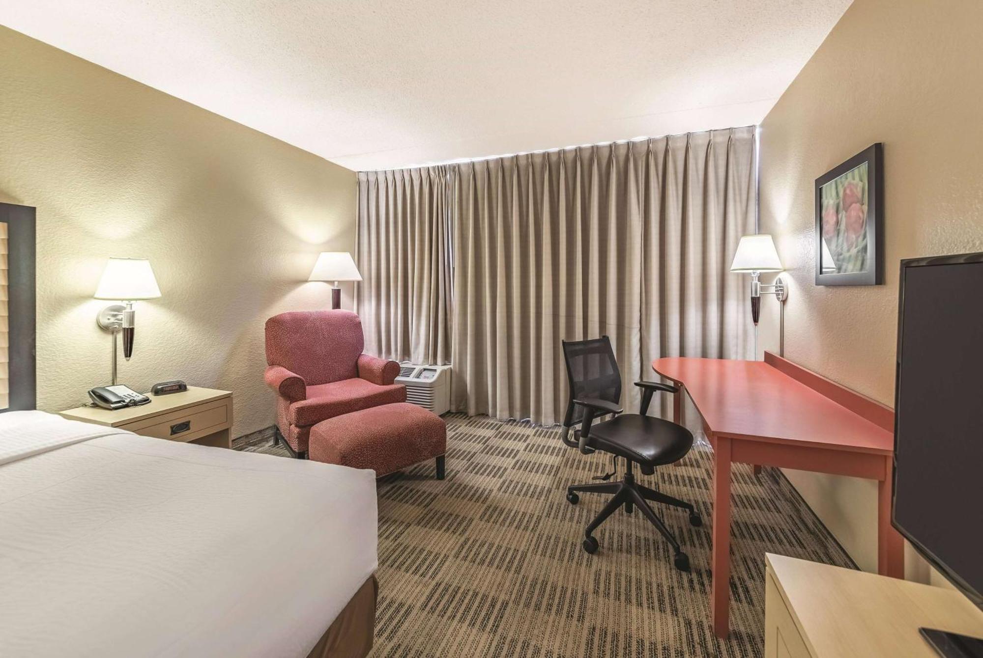 Ramada Inn By Wyndham Fairfield Nj Exteriör bild