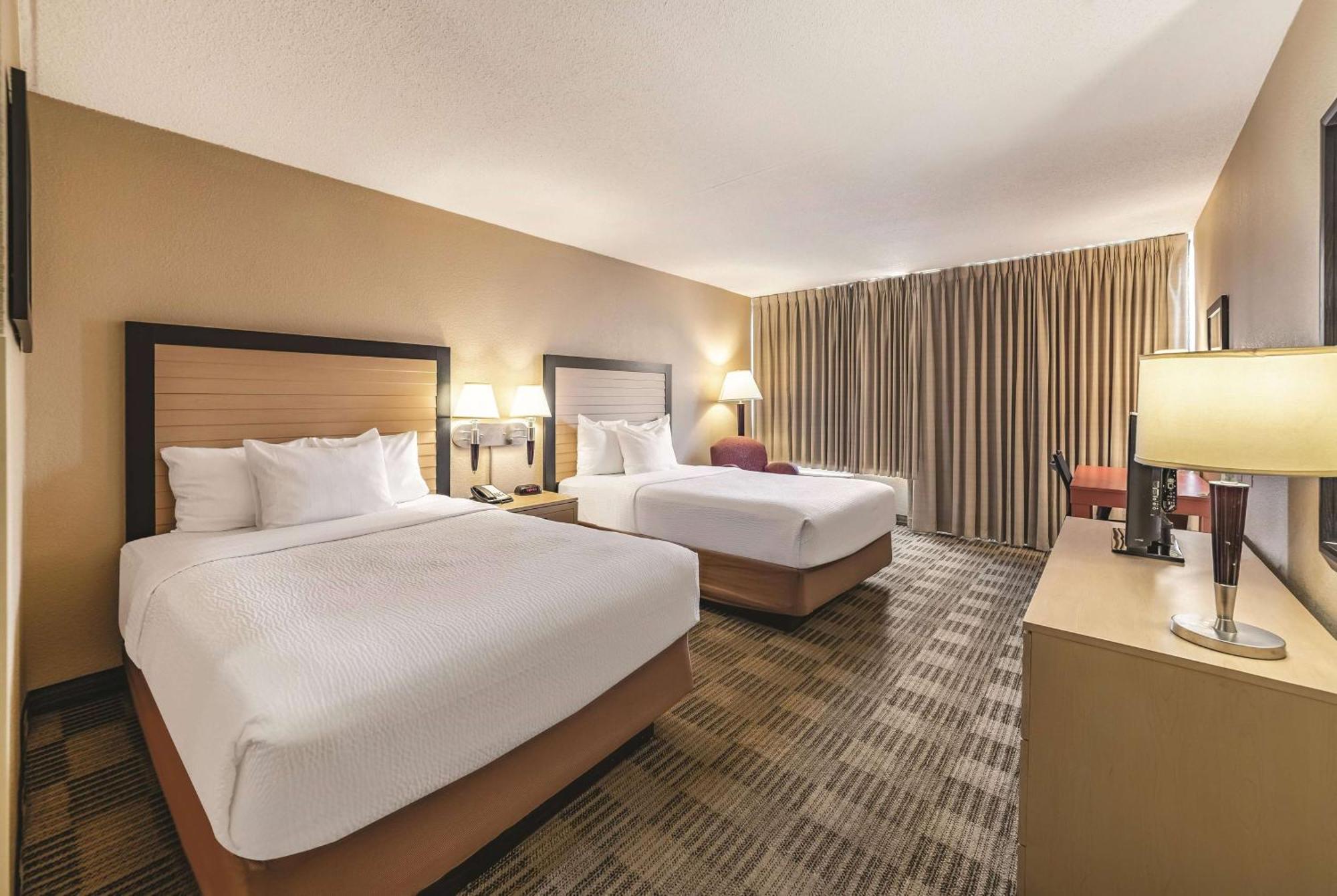 Ramada Inn By Wyndham Fairfield Nj Exteriör bild