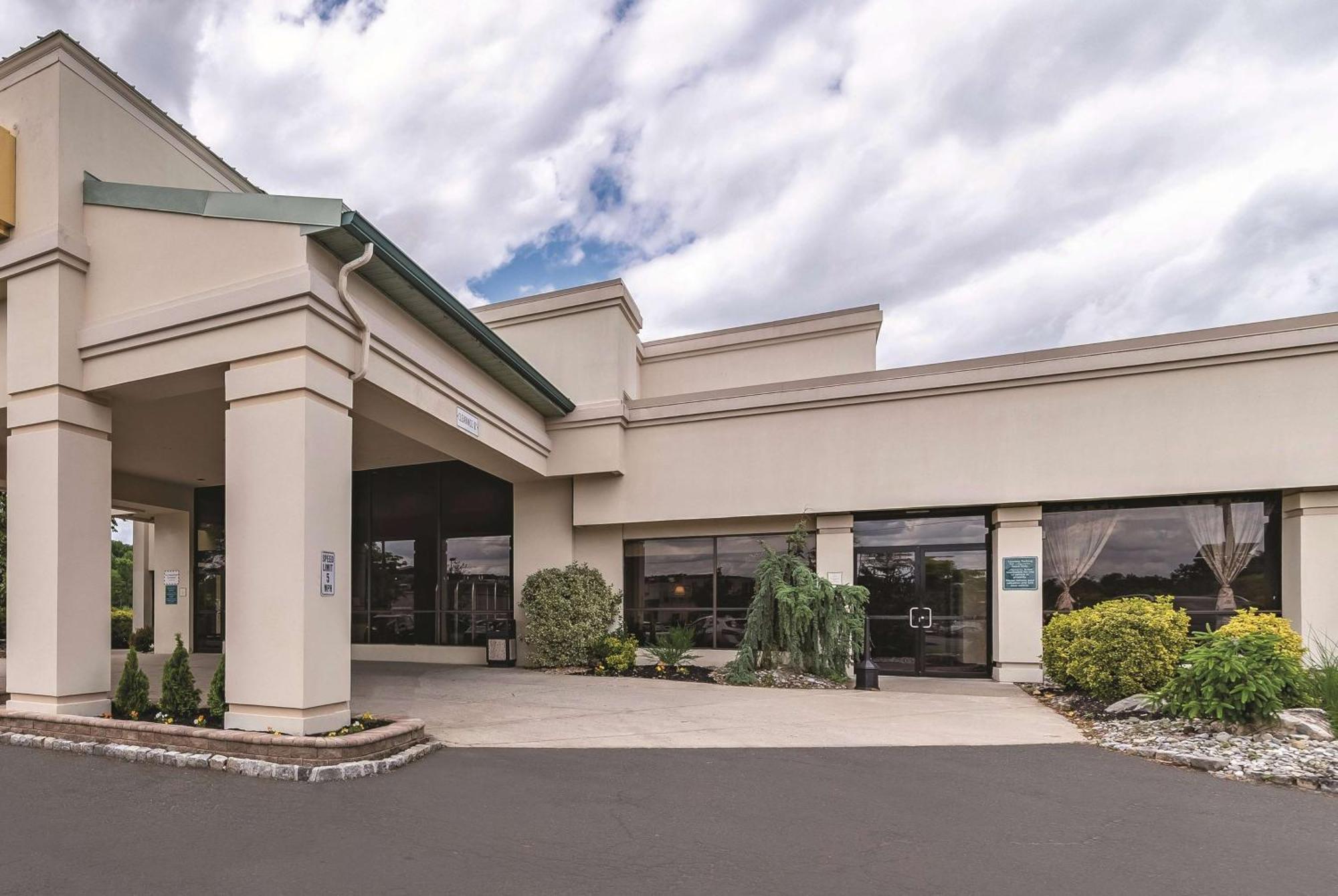 Ramada Inn By Wyndham Fairfield Nj Exteriör bild