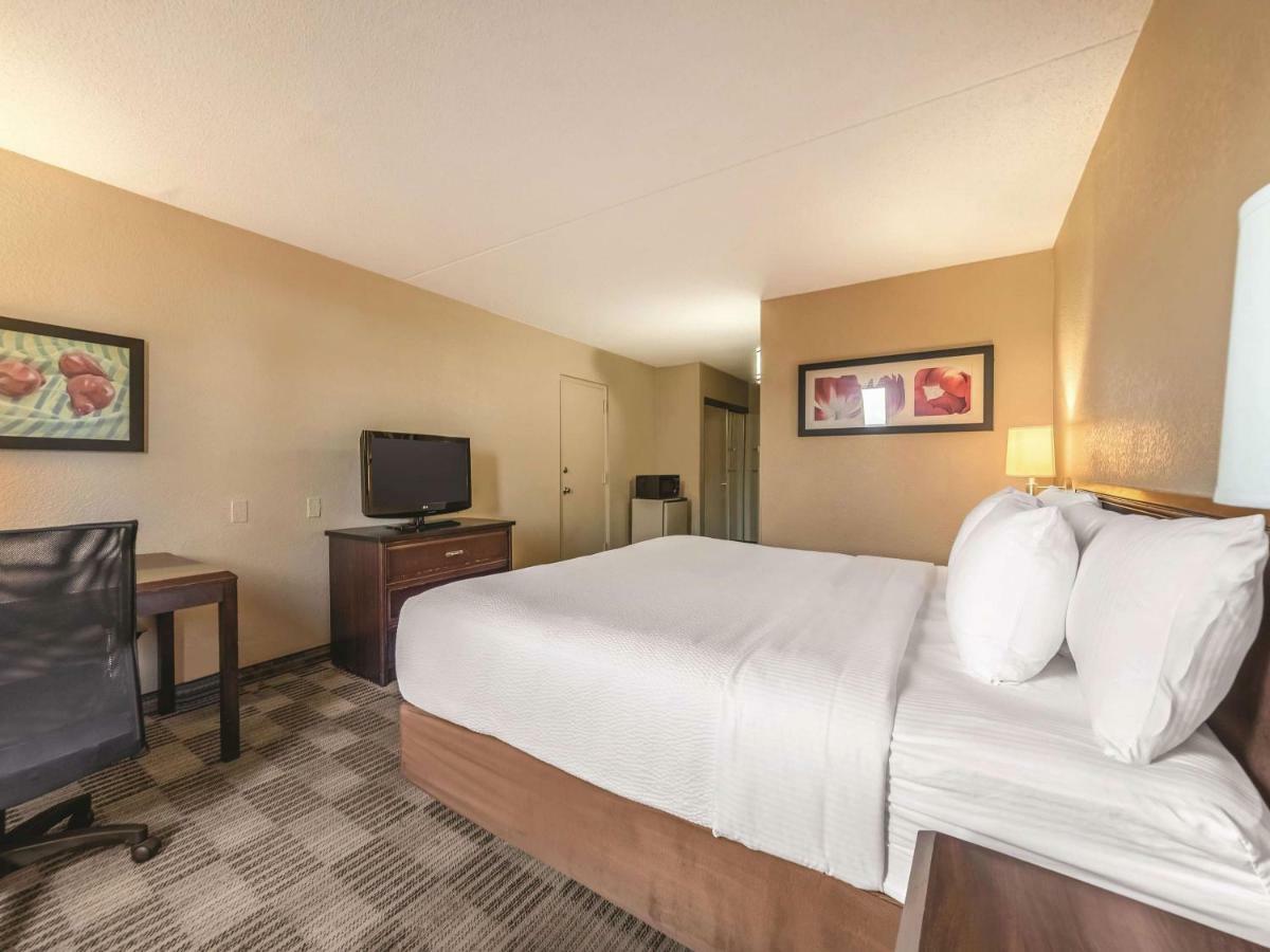 Ramada Inn By Wyndham Fairfield Nj Exteriör bild